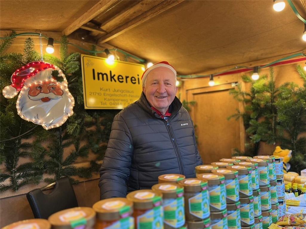 Von Beginn an und auch beim 20. Christkindmarkt dabei: Imker Kurt Jungclaus.
