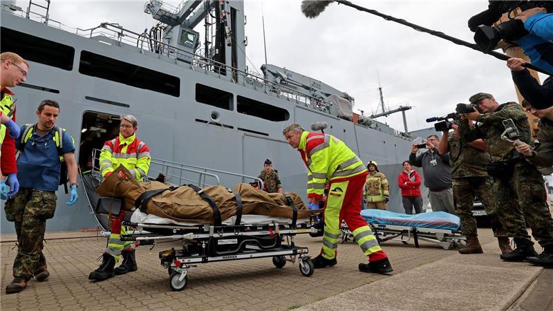 Von Bord ins Krankenhaus - Marine-Übung für den Ernstfall Von Bord an Land - die Feuerwehr übernimmt bei einer Simulation Verletzte.