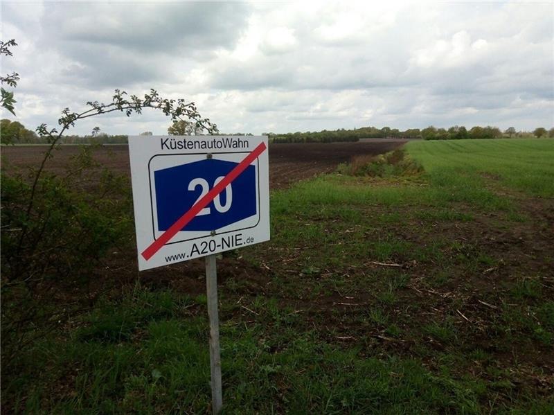 Von Burweg kommend quert die A-20-Trasse in Bossel die Dörpstroot außerorts und führt durch die Wiesen und über ein Biotop Richtung Oldendorf.