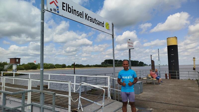 Von Erschöpfung keine Spur: Jaya Prakash Kar genießt nach 42-Kilometer-Lauf die Sonne auf Krautsand.