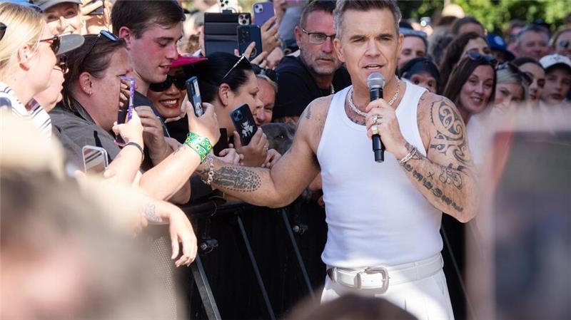 Von Fans umringt: Robbie Williams am Rande seines Gratis-Konzerts