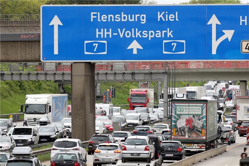 Bauarbeiten auf A7 - Vollsperrung in der Nacht zum Montag Von Freitagabend, 22 Uhr, wird der Elbtunnel in Richtung Flensburg/Kiel voll gesperrt. Foto: Bodo Marks/dpa