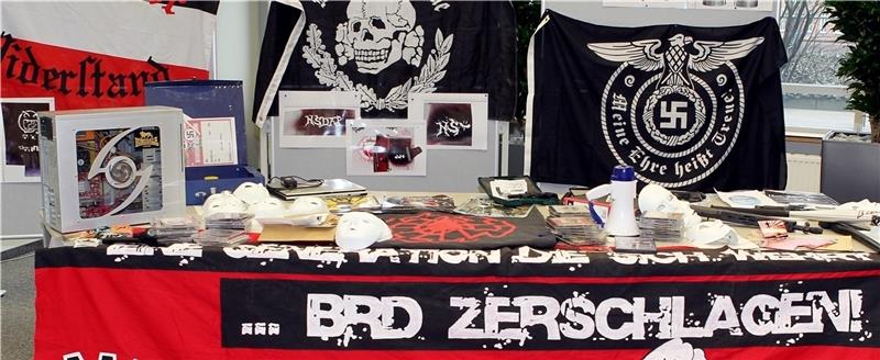 Aus für „Weisse Wölfe Terrorcrew“ Von Hamburg aus hat sich die „Weisse Wölfe Terrorcrew“ über die Jahre in Deutschland ausgebreitet, mit „Sektionen“ in zehn Bundesländern. Von der Sektion Hamburg stammt das Transparent mit der Aufschrift „BRD zerschlagen“. Foto Christians d