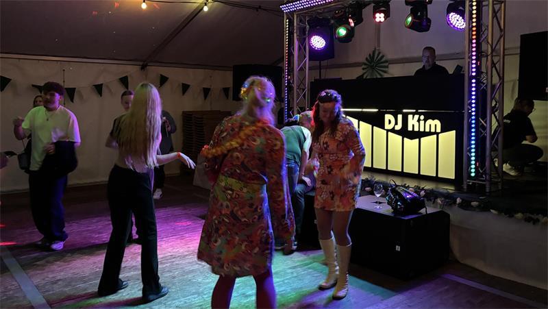 Von Hardstyle bis Wolfgang Petry: Die Feierenden schwingen munter das Tanzbein.