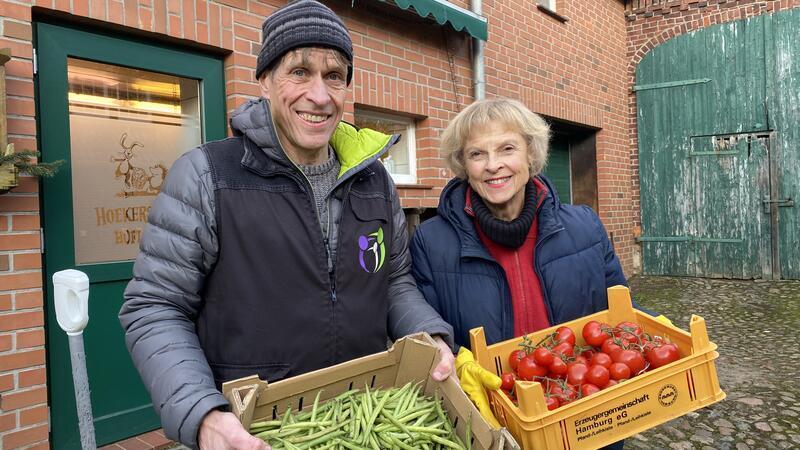 Unterwegs mit den Buxtehuder Lebensmittelrettern Olaf Ruser und Marina Mächler kommen mit zwei Kisten voll Bohnen und Tomaten aus dem Hofladen des Immenbecker Betriebs
