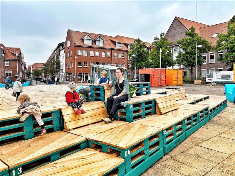 Von Jugendlichen gebaut für Jugendliche – und für Kinder: Tagesmutter Tanja Frank und ihre Truppe erobern die Outdoor-Lounge. Fotos: Richter