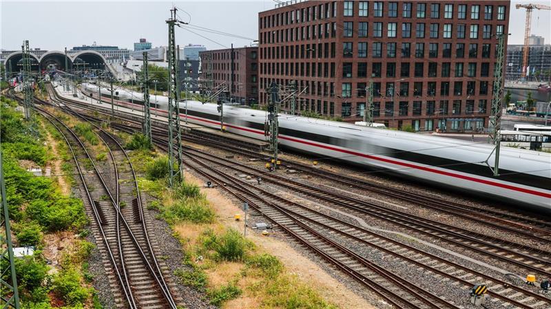 Fahrplanwechsel - Neue ICE-Verbindungen und Bauarbeiten Von Kiel aus sollen ab Sommer nächsten Jahres sechsmal täglich ICE-Züge nach Stuttgart und zweimal täglich nach Berlin fahren. (Archivbild)