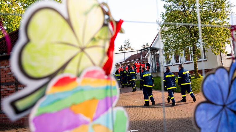 Von Kindern aus einem Kindergarten gebastelte Kleeblätter hängen am Sammelort der Einsatzkräfte bei der Suche nach einem vermissten Jungen.