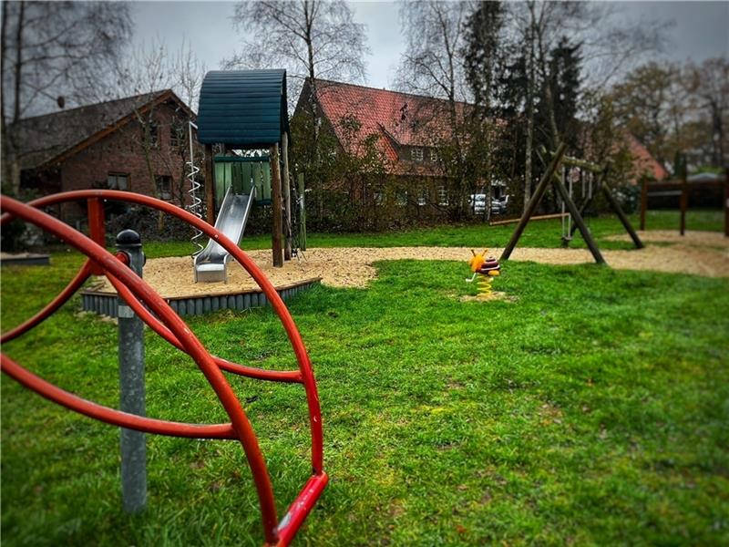 Von Kindern zum Spielen begehrt, von einem Anwohner als Privatgartenerweiterung: der Spielplatz am Loger Weg in Wiepenkathen. Foto: Richter