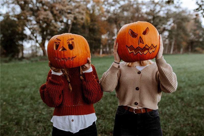 Halloween: Das sind die Grusel-Kürbisse der TAGEBLATT-Leser Von Kopf bis Fuß auf Halloween eingestellt sind TAGEBLATT-Leserin Phattharika Spreckels und Freundin.
