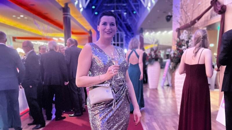 Von Kopf bis Fuß in Silber: Mirja Pütz.