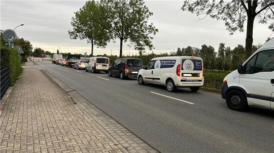 Von Ladekop kommend staut sich der Verkehr vor der Ampel.