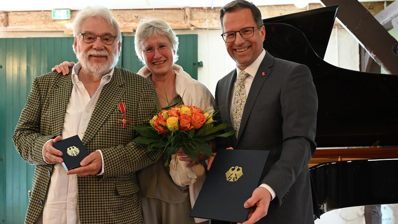 Der Buxtehuder Kulturmacher und Fotograf Dieter Klar zeigt sich stolz über die hohe Auszeichnung, die er  im Beisein von Ehefrau Annemieke Kesselaar-Klar aus den Händen von Landrat Kai Seefried erhalten hat