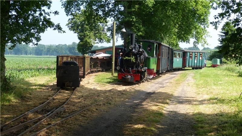 Von Lütjenkamp durch die Feldmark zum historischen Bahnhof in Deinste und umgekehrt: Am Sonntag wird die alte Lok angeheizt. Foto: Heino Vogel