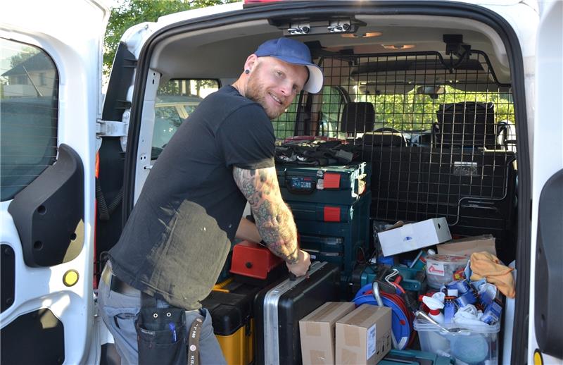 Von Malersachen bis Werkzeugkoffer: Mit der richtigen Ausrüstung in seinem Kofferraum ist Ronald Becker auf alles gut vorbereitet. Fotos Wilkening
