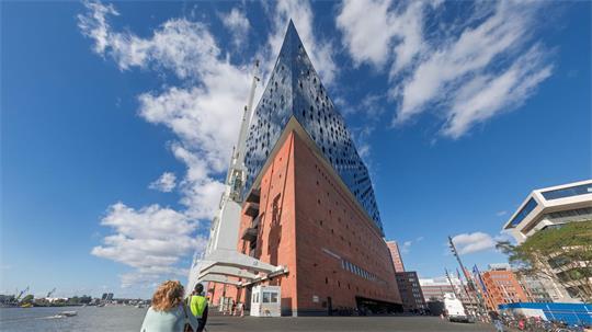 Von Montag an kostet ein Besuch der Elbphilharmonie-Plaza fünf Euro pro Person.
