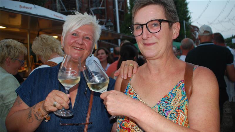 Von Portugal nach Buxtehude: Steffi Abrantes Duarte (links) und Petra Höper genießen den Wein und die gute Stimmung.