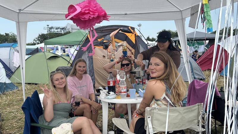 Das glaubt keiner: Einzigartige Deichbrand-Geschichten aus dem Camp South Von Rechts: Janine, Karine, Janna und Aang.