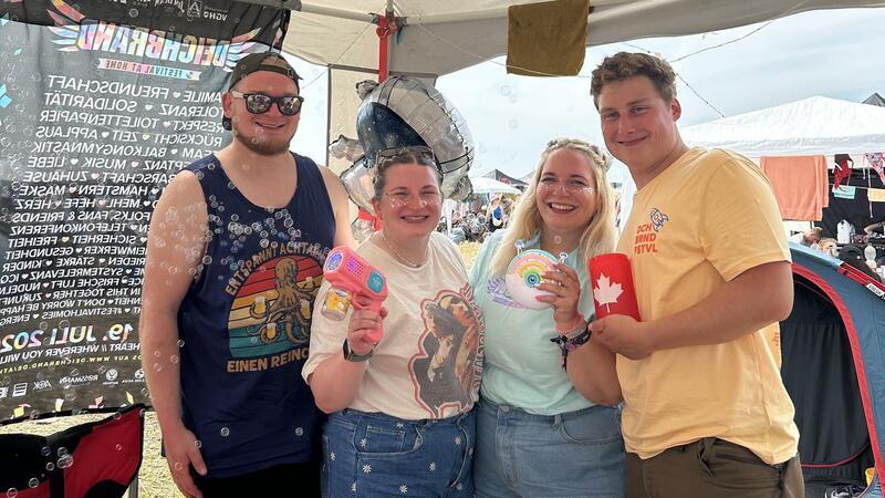 Das glaubt keiner: Einzigartige Deichbrand-Geschichten aus dem Camp South Von Rechts: Thore, Pia, Lena und Markus. Seit 2015 sind sie gemeinsam auf Festivals unterwegs.