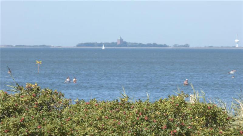 Von Sahlenburg aus gut zu sehen: Neuwerk mit seinem alten Turm.