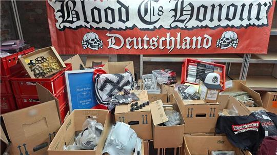 Von Schlagringen bis zu Fahnen reicht das sichergestellte Material.