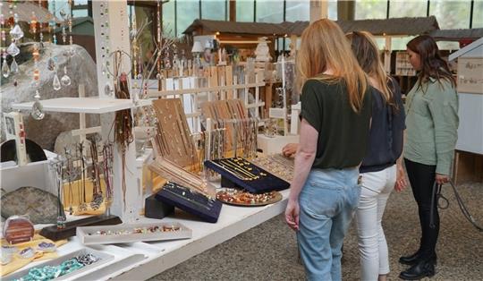 Von Schmuck über Taschen, Herbst- und Winterdeko und Accessoires: Die Kunsthandwerkerhalle lockt mit Vielfalt zum Herbstmarkt. Foto: Wildpark Schwarze Berge