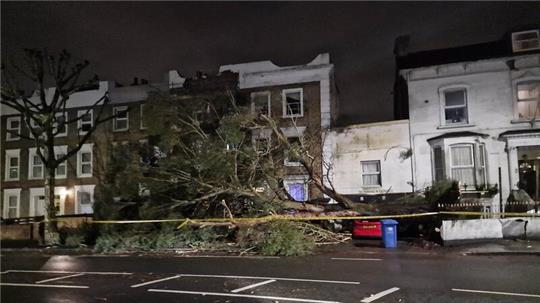 Von Sturm „Henk“ verursachte Schäden in einer Straße in London.
