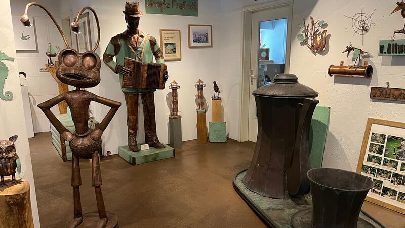 Darum zieht es Hamburg-Touristen in dieses Agathenburger Atelier Von Trickfilm-Figuren, einem kupfernen Hans Albers bis zur gigantischen Kupferkanne finden sich etliche Kunstwerke in Jana Putzehls Atelier.