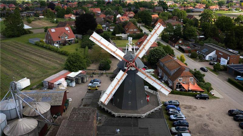 Von Weitem ist sie zu sehen, die Windmühle der Familie Meyer in Bardowick.