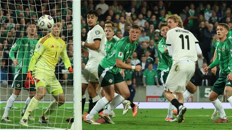 Woltemade jubelt dank Fußball-Gott und harter Arbeit Von Woltemades Schulter ging der Ball ins Tor.