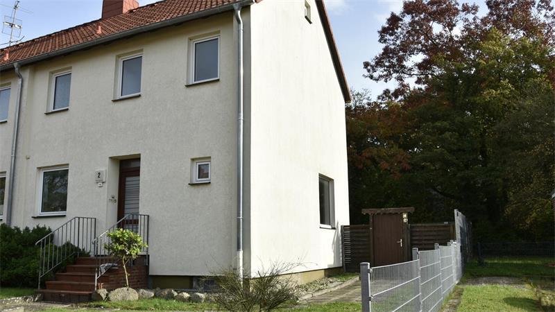 Von außen ganz passabel: Das Endreihenhaus im Kiefernweg 2.