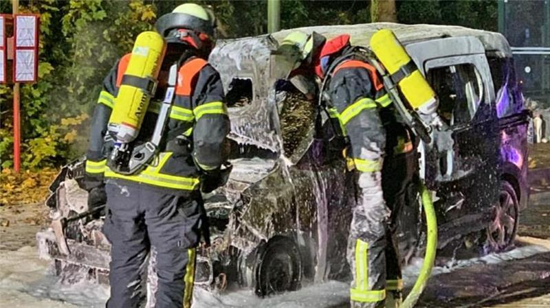 Brände: Großeinsatz auf Hof in Wischhafen – Auto in Jork in Flammen Von dem Auto blieb nur noch ein ausgebranntes Wrack.