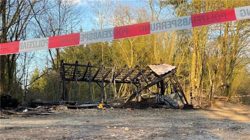 Nach vernichtendem Feuer in Wingst: Wie es im Waldkindergarten weitergeht Von dem Bauwagen ist am Tag danach nur noch ein Gerippe übrig.