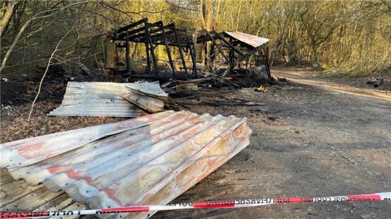 Großbrand und Kindergartenfeuer: War es Brandstiftung? Von dem Bauwagen ist am Tag danach nur noch ein Gerippe übrig.