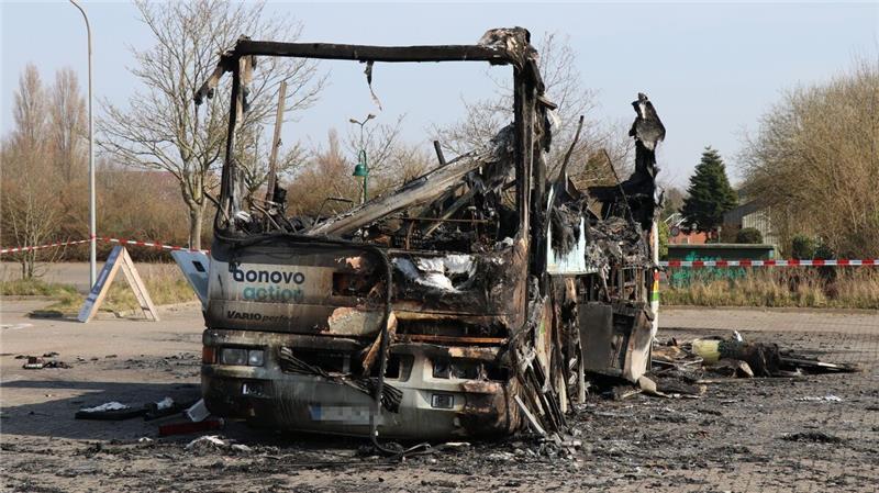 Von dem Corona-Testmobil auf dem Parkplatz des Kreishauses Cuxhaven war nach dem Brand nicht viel übrig. Archivfoto: Mangels