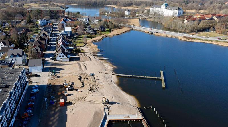 Von dem Grundstück eines ehemaligen Gaswerks und einer Teer- und Dachpappenfabrik am Wikingeck gelangten jahrzehntelang giftige Stoffe durch den kontaminierten Boden in die Schlei.