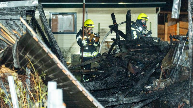 Von dem Holzhaus auf dem Mobilheimplatz in Lauenbrück ist nur noch ein Trümmerhaufen übrig.