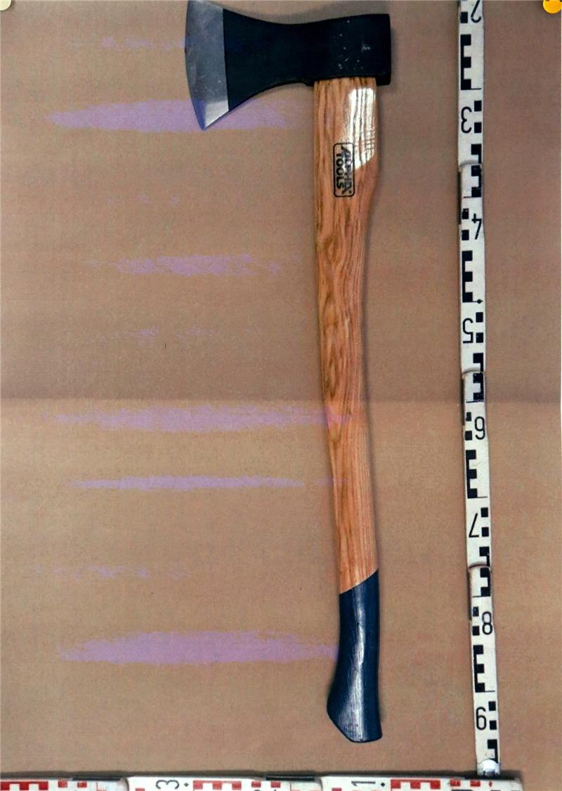 Mann mit Beil bedroht Passanten in Cuxhaven Von dem Mann ging laut Polizei eine erhebliche Gefahr aus (Symbolbild). Foto: dpa/Archiv