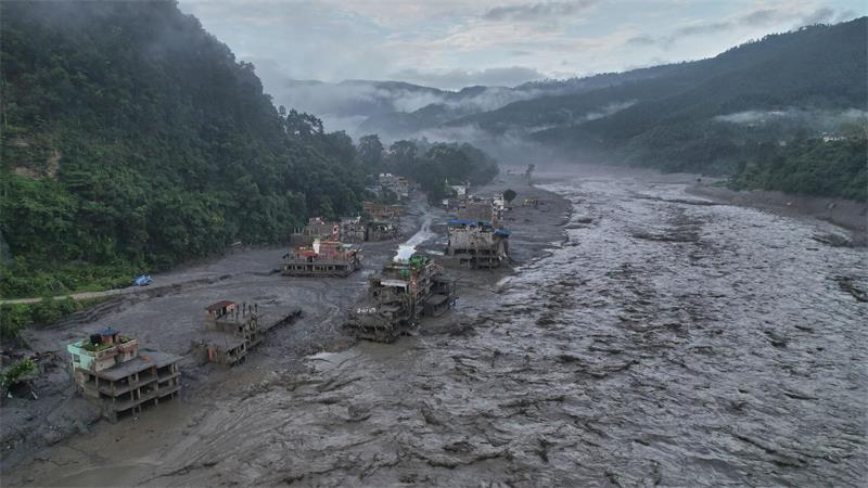 Von dem Ort Trishuli Bazaar, wo ein Schuldirektor rund 900 Schülerinnen und Schüler durch eine rechtzeitige Warnung vor der Flutwelle rettete, sind nur noch Ruinen übrig.