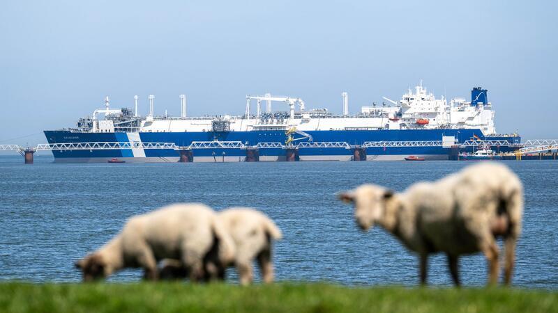 Von dem Terminalschiff „Excelsior“ wird seit Freitag Gas ins deutsche Gasnetz eingespeist. (Archivbild).