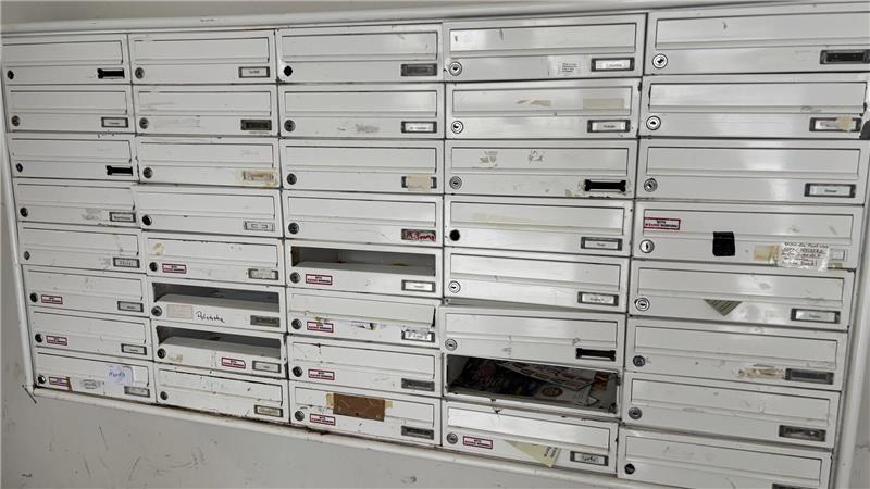 Von den 40 Parteien in der Grünendeicher Straße 2 sind noch etwa zehn Mieter übrig geblieben.