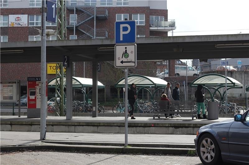 Von den Behindertenparkplätzen an Gleis 1 des Buxtehuder Bahnhofs aus können Rollstuhlfahrer nicht direkt auf den Bahnsteig kommen – die Bordsteinkante und eine dahinter liegende Stufe versperren den Weg. Fotos: Frank