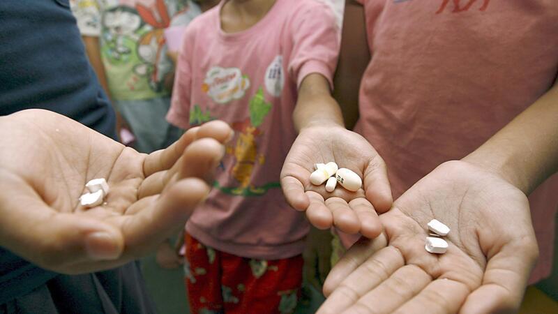 UNAIDS: Weltweiter Kampf gegen Aids und HIV am Scheideweg Von den HIV-infizierten Kindern erhalten nur gut die Hälfte moderne Medikamente. (Archivbild)