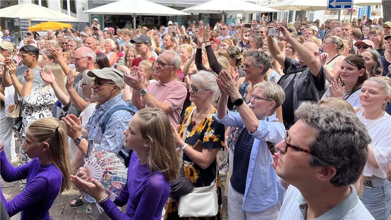 Altstadtfest Stade: So ging’s am Samstagabend in die heiße Phase Von den Tanzvorführungen am Fischmarkt war das Publikum total begeistert.