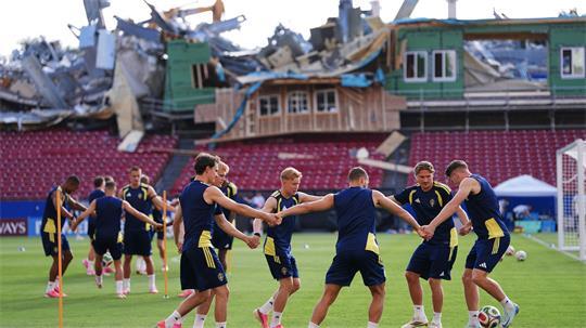 Von den Tribünen des Toyota Stadiums aus sind Abrissarbeiten zu sehen, während die schwedischen Spieler eine Trainingseinheit absolvieren. 