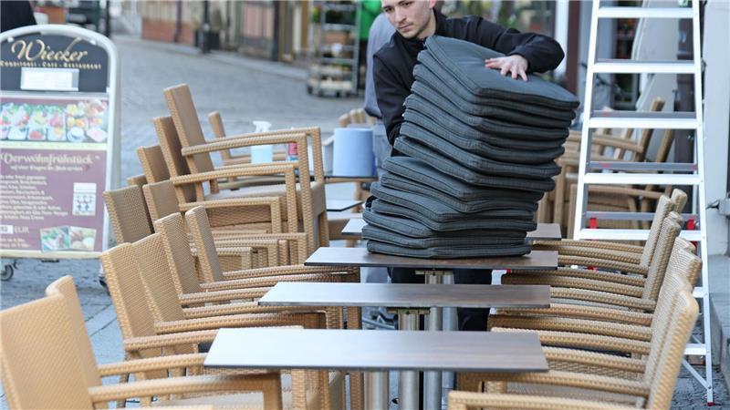 Von den frühlingshaften Temperaturen profitiert auch die Außengastronomie.