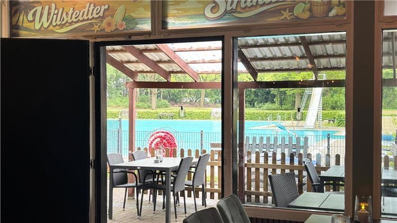 Von der Außenterrasse sind es nur wenige Meter bis zum Schwimmbad. „Ein toller Ausblick“, schwärmt der Betreiber. So entsteht Urlaubsfeeling direkt vor der Haustür.