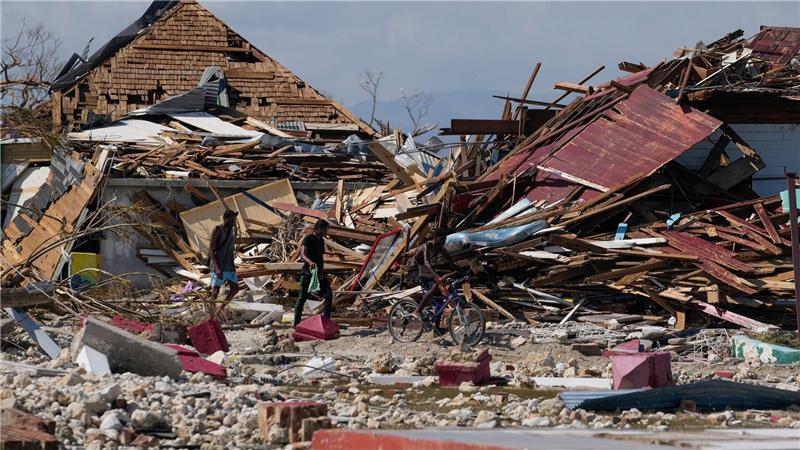 Hurrikan „Melissa“: Steigende Opferzahl und erste Hilfsflüge Von der Außenwelt abgeschnittene Jamaikaner sind auf Hilfsgüter angewiesen.