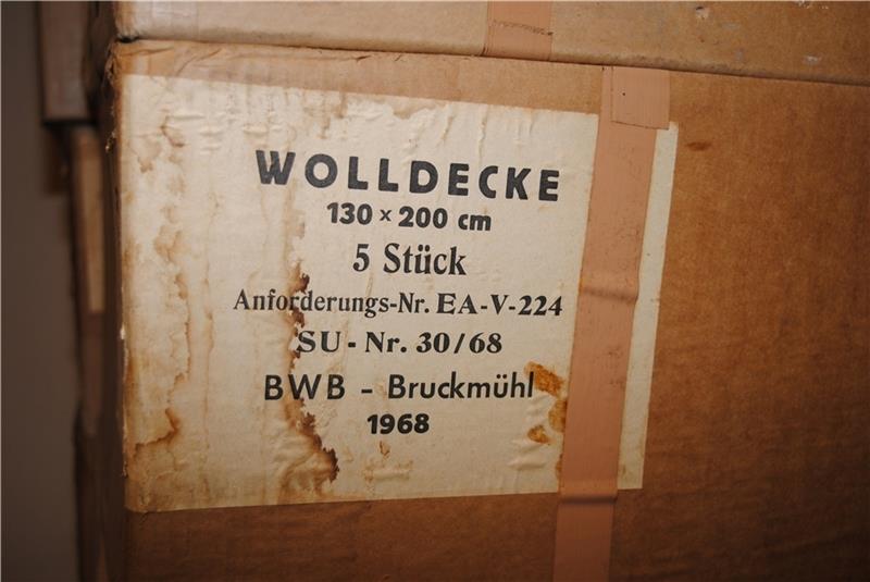 Von der Bundeswehr kamen Tausende alter Wolldecken. Foto: Vasel