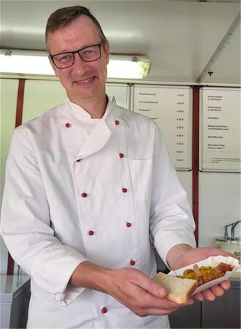 Von der Currywurst kann Imbissbuden-Besitzer Frank Siewert nie genug bekommen.